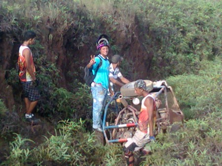 Retardado entro com a gaiola dentro de um buraca
